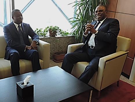 Le Président du Togo, Faure Gnassingbé (gauche), avec le Président d’Afreximbank, Dr. Benedict Oramah, lors de sa visite au siège d’Afreximbank au Caire